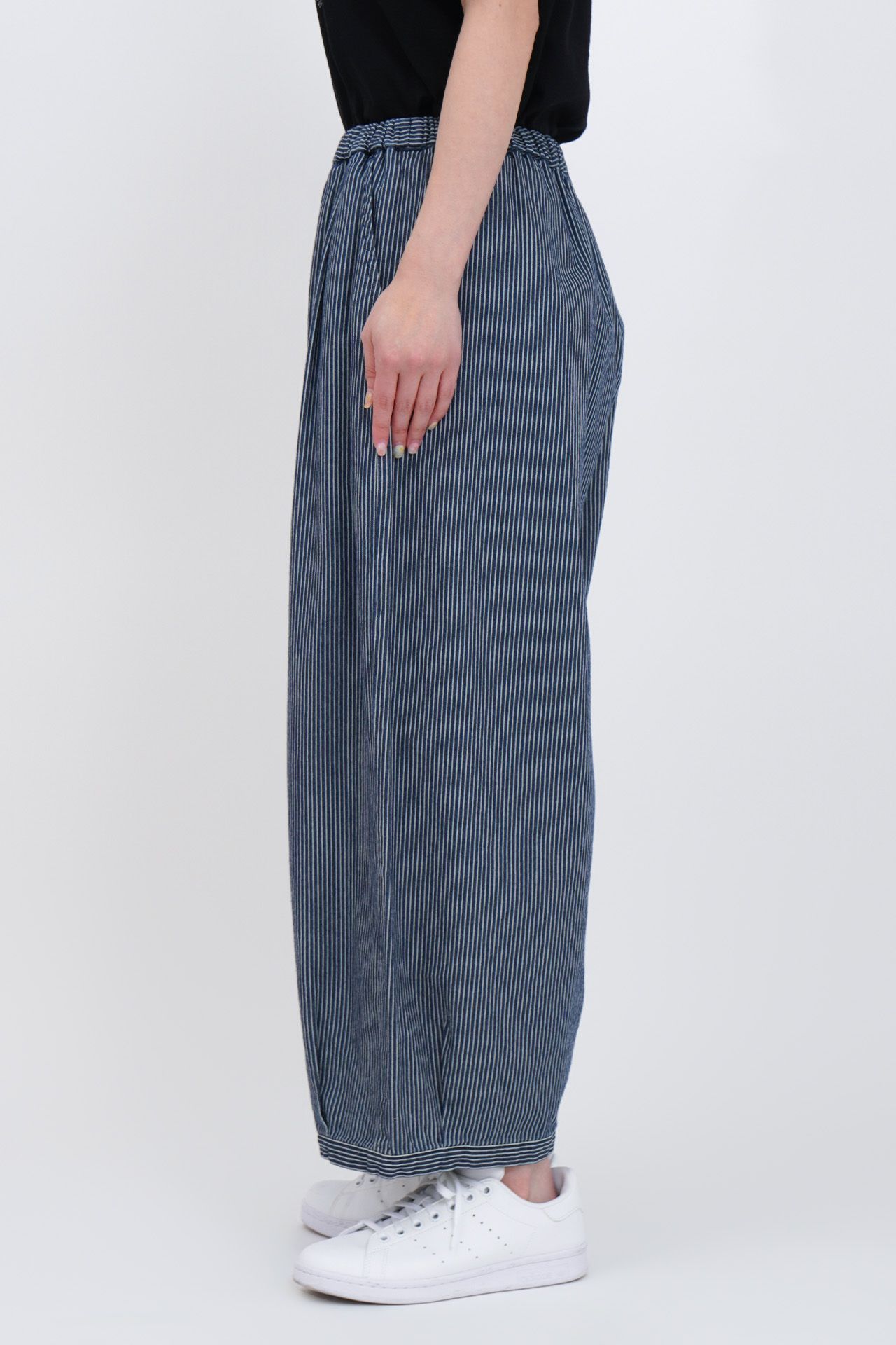 mable sud 新品新作☆ヒッコリー 裾タックボリュームパンツ。 ヒッコリー 裾タックボリュームパンツ | marble SUD(マーブル